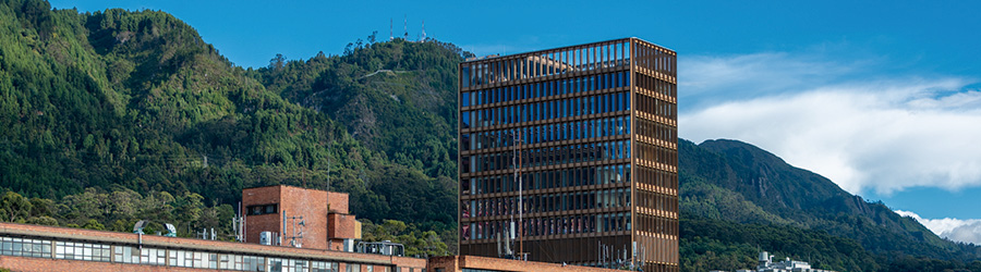 El Edificio de Laboratorios de la Facultad de Ingeniería ganó varios reconocimientos en tres concursos distintos, llevados a cabo el pasado 17 y 18 de noviembre, por una arquitectura y diseño que apuesta a la sostenibilidad. La postulación se hizo por parte de la Dirección de Recursos Físicos de la Universidad Javeriana en conjunto con el arquitecto Juan Pablo Ortiz y la empresa Taller de Arquitectos, representado por los arquitectos Pablo Forero y Julián Restrepo.